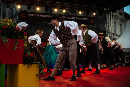 S soncem obsijan drugi festivalski dan 50. Dnevov narodnih noš in oblačilne dediščine v Kamniku (43)